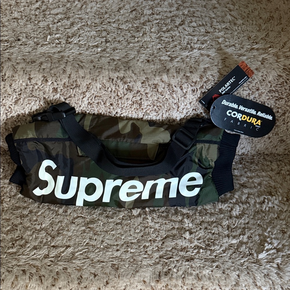 New with tags FW18’ Supreme Woodland HandWarmer Camo